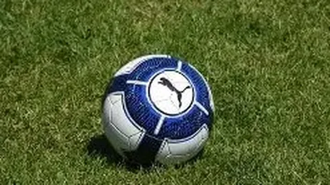 董子健准时为爱妻庆生，共享幸福全家照，孙怡被昵称为“小女孩”