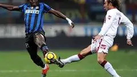 申花队内消息：路易斯赛后热情与队友交流互动